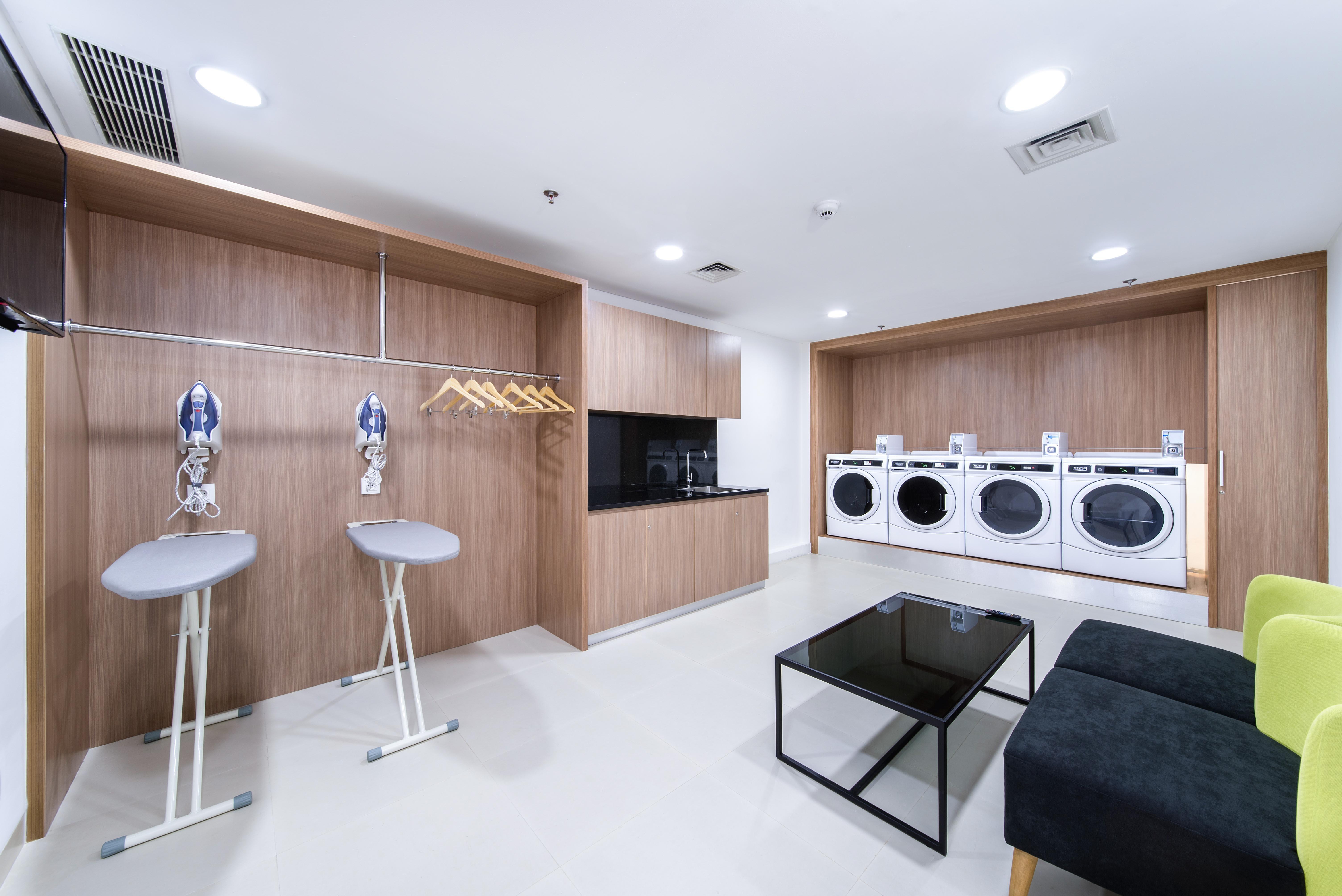 Holiday Inn Express Jakarta Matraman By Ihg מראה חיצוני תמונה